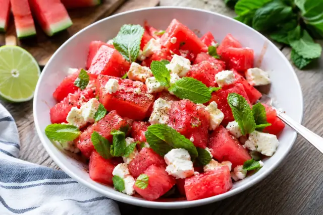 Görögdinnyés feta saláta mentával