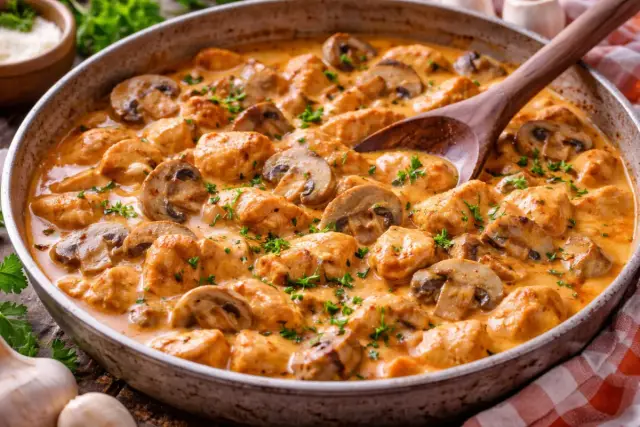 Krémes tejfölös-gombás csirkemell ragu recept